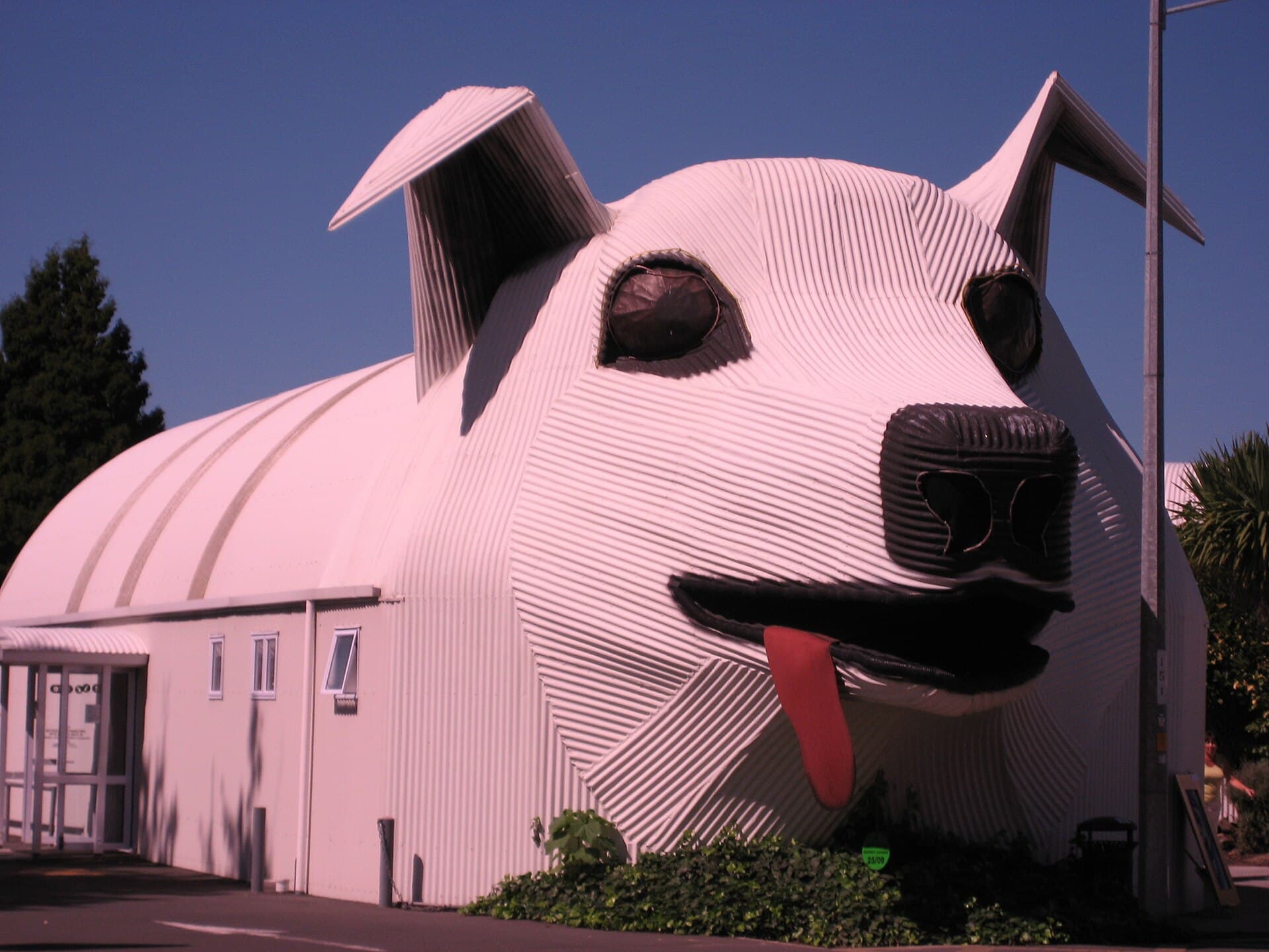Giant corrugated iron dog building in Tirau